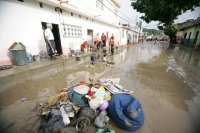 Jueves 19 de agosto. Los trabajos de ayuda y limpieza de las zonas afectadas de la ciudad de Tuxtla Gutiérrez por los encharcamientos ocasionados por la intensa lluvia continúan después de este medio día, lo que ha ocasionado que se cierren varias vialida