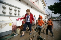 Jueves 19 de agosto. Los trabajos de ayuda y limpieza de las zonas afectadas de la ciudad de Tuxtla Gutiérrez por los encharcamientos ocasionados por la intensa lluvia continúan después de este medio día, lo que ha ocasionado que se cierren varias vialida