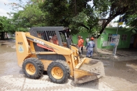 Miércoles 18 de agosto. Trabajadores de obras públicas de la ciudad de Tuxtla Gutiérrez trabajan en la limpieza de calles que resultaron encharcadas por la fuerte lluvia de anoche. El reporte de las autoridades de Protección Civil indican que no ha habido