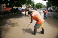 Miércoles 18 de agosto. Trabajadores de obras públicas de la ciudad de Tuxtla Gutiérrez trabajan en la limpieza de calles que resultaron encharcadas por la fuerte lluvia de anoche. El reporte de las autoridades de Protección Civil indican que no ha habido