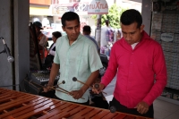 Miércoles 7 de enero del 2015. Tuxtla Gutiérrez. Una marimba festeja al anónimo ganador de la Lotería Nacional en la capital del estado de Chiapas.