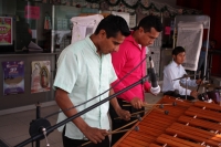 Miércoles 7 de enero del 2015. Tuxtla Gutiérrez. Una marimba festeja al anónimo ganador de la Lotería Nacional en la capital del estado de Chiapas.