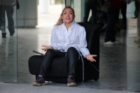 20231213. Tuxtla. Activista tapachulteca se encadena a un sillón en oficinas gubernamentales en la Torre Chiapas