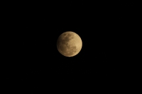 Viernes 10 de febrero del 2017. Tuxtla Gutiérrez. La luna entre las nubes del sureste de México. En poco tiempo será posible observar el eclipse penumbral de luna en las últimas horas de esta noche
