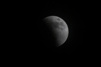 Domingo 27 de septiembre del 2015. Tuxtla Gutiérrez. Aspecto de la primera parte del eclipse total de luna de esta noche desde el sureste de México.