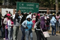 Martes 15 de febrero.  Estudiantes de la Escuela Normal Rural Mactumatza realizan un bloqueo carretero a la altura de la escultura de la Carreta en la entrada de la ciudad.