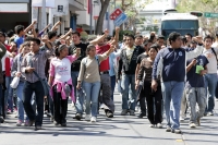 Lunes 14 de febrero. Estudiantes de la Escuela Normal Rural Mactumatza marchan este medio día por la avenida central y realizan un mitin en la Plaza Central de esta ciudad.