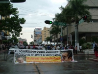 Maestros de Chiapas realizan una protesta bloqueando la avenida central para exigir la liberación de los líderes detenidos