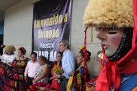 Marzo del 2015. Tuxtla Gutiérrez. El director de música Roland Haug es recibido en la entrada del Centro Cultural Jaime Sabines.