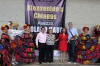 Marzo del 2015. Tuxtla Gutiérrez. El director de música Roland Haug es recibido en la entrada del Centro Cultural Jaime Sabines.