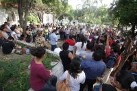 Viernes 26 de agosto del 2016. Tuxtla Gutiérrez. Padres de familia se reúnen en el parque de la Colonia Bienestar Social con representantes del Movimiento Magisterial en Contra de las Reformas Educativas para plantear las alternativas para la educación de
