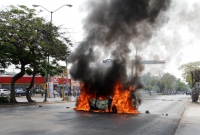 Viernes 15 de abril del 2016. Tuxtla Gutiérrez. Varios autos incendiados, personas golpeadas y una decena de detenidos es el resultado del enfrentamiento entre militante de la CNTE y las corporaciones policiacas durante los bloqueos de acceso a la capital