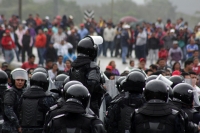 Martes 8 de diciembre del 2015. Tuxtla Gutiérrez. Elementos de la Policía Federal resguardan las entradas de la Escuela Nacional de Protección Civil en donde se lleva a cabo el Examen de Evaluación a los Docentes en Chiapas, donde después de enfrentarse u