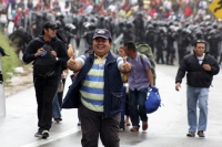 Martes 8 de diciembre del 2015. Tuxtla Gutiérrez. Elementos de la Policía Federal resguardan las entradas de la Escuela Nacional de Protección Civil en donde se lleva a cabo el Examen de Evaluación a los Docentes en Chiapas, donde después de enfrentarse u