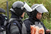 Martes 8 de diciembre del 2015. Tuxtla Gutiérrez. Elementos de la Policía Federal resguardan las entradas de la Escuela Nacional de Protección Civil en donde se lleva a cabo el Examen de Evaluación a los Docentes en Chiapas, donde después de enfrentarse u
