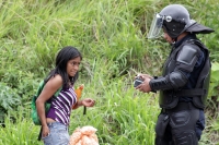 Martes 8 de diciembre del 2015. Tuxtla Gutiérrez. Elementos de la Policía Federal resguardan las entradas de la Escuela Nacional de Protección Civil en donde se lleva a cabo el Examen de Evaluación a los Docentes en Chiapas, donde después de enfrentarse u