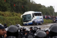 Martes 8 de diciembre del 2015. Tuxtla Gutiérrez. Elementos de la Policía Federal resguardan las entradas de la Escuela Nacional de Protección Civil en donde se lleva a cabo el Examen de Evaluación a los Docentes en Chiapas, donde después de enfrentarse u