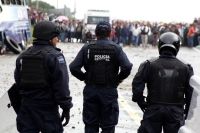 Martes 8 de diciembre del 2015. Tuxtla Gutiérrez. Elementos de la Policía Federal resguardan las entradas de la Escuela Nacional de Protección Civil en donde se lleva a cabo el Examen de Evaluación a los Docentes en Chiapas, donde después de enfrentarse u