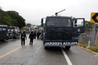 Martes 8 de diciembre del 2015. Tuxtla Gutiérrez. Elementos de la Policía Federal resguardan las entradas de la Escuela Nacional de Protección Civil en donde se lleva a cabo el Examen de Evaluación a los Docentes en Chiapas, donde después de enfrentarse u