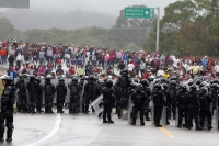 Martes 8 de diciembre del 2015. Tuxtla Gutiérrez. Elementos de la Policía Federal resguardan las entradas de la Escuela Nacional de Protección Civil en donde se lleva a cabo el Examen de Evaluación a los Docentes en Chiapas, donde después de enfrentarse u