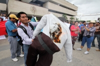 Jueves 15 de mayo del 2014. Tuxtla Gutiérrez. El magisterio chiapaneco marcha este medio dÃa conmemorando el dÃa del maestro en las calles de la capital de este estado del sureste de México. Jueves 15 de mayo del 2014. Tuxtla Gutiérrez. El magisterio chiapaneco marcha este medio dÃa conmemorando el dÃa del maestro en las calles de la capital de este estado del sureste de México.