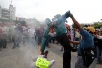 Jueves 15 de mayo del 2014. Tuxtla Gutiérrez. El magisterio chiapaneco marcha este medio día conmemorando el día del maestro en las calles de la capital de  este estado del sureste de México.
