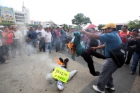 Jueves 15 de mayo del 2014. Tuxtla Gutiérrez. El magisterio chiapaneco marcha este medio día conmemorando el día del maestro en las calles de la capital de  este estado del sureste de México.