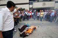 Jueves 15 de mayo del 2014. Tuxtla Gutiérrez. El magisterio chiapaneco marcha este medio día conmemorando el día del maestro en las calles de la capital de  este estado del sureste de México.