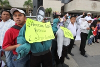 Jueves 15 de mayo del 2014. Tuxtla Gutiérrez. El magisterio chiapaneco marcha este medio día conmemorando el día del maestro en las calles de la capital de  este estado del sureste de México.