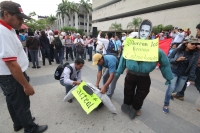 Jueves 15 de mayo del 2014. Tuxtla Gutiérrez. El magisterio chiapaneco marcha este medio día conmemorando el día del maestro en las calles de la capital de  este estado del sureste de México.