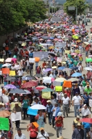 Miércoles 25 de septiembre del 2013. Tuxtla Gutiérrez. En estos momentos la marcha del magisterio llega al crucero del Puente sin fuente para continuar hacia el centro de la capital de Chiapas.
