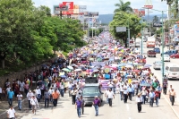 Mi�rcoles 25 de septiembre del 2013. Tuxtla Guti�rrez. En estos momentos la marcha del magisterio llega al crucero del Puente sin fuente para continuar hacia el centro de la capital de Chiapas.