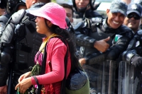 Lunes 12 de octubre del 2015. Tuxtla Gutiérrez. Bajo el intenso sol del sureste de México, elementos de las corporaciones policiacas federales y estatales se mantiene el resguardo de las entradas carreteras de la capital del estado de Chiapas, esto durant