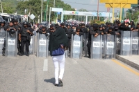 Lunes 12 de octubre del 2015. Tuxtla Gutiérrez. Bajo el intenso sol del sureste de México, elementos de las corporaciones policiacas federales y estatales se mantiene el resguardo de las entradas carreteras de la capital del estado de Chiapas, esto durant