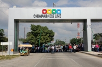 Lunes 12 de octubre del 2015. Tuxtla Gutiérrez. Bajo el intenso sol del sureste de México, elementos de las corporaciones policiacas federales y estatales se mantiene el resguardo de las entradas carreteras de la capital del estado de Chiapas, esto durant