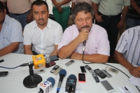 Jueves 21 de noviembre del 2013. Tuxtla Gutiérrez. Los líderes del movimiento magisterial hablan en conferencia de prensa sobre la minuta de trabajo firmada con las autoridades y afirman que todavía no han comprometido a levantar el plantón del primer cua