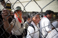 Maestros de la Zona Altos del sistema educativo se plantan este medio día en las instalaciones de los Servicios Educativos de Chiapas para continuar con las protestas exigiendo la renuncia de los encargados de la Zona Escolar mientras que elementos de la 