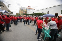 Maestros sindicalistas y trabajadores de salud se manifiestan esta mañana en las ciudades de San Cristóbal de las Casas, Comitán y Tuxtla, donde realizan bloqueos y cierre de avenidas y carreteras, así como la toma de instalaciones de CFe.