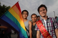 Jueves 17 de mayo del 2012. Tuxtla Gutiérrez, Chiapas. Esta tarde los grupos lésbicos y gays marchan por la Avenida Central durante las celebraciones del dÃa mundial en contra de la homofobia. Jueves 17 de mayo del 2012. Tuxtla Gutiérrez, Chiapas. Esta tarde los grupos lésbicos y gays marchan por la Avenida Central durante las celebraciones del dÃa mundial en contra de la homofobia.
