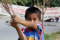 Miércoles 30 de octubre del 2013. Tuxtla Gutiérrez. Familias de las comunidades de Ixtapa bloquean la vía del libramiento sur para protestar en las instalaciones de CDI exigiendo la liberación de los recursos económicos de la región.