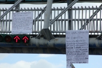 Lunes 14 de octubre del 2013. Tuxtla Gutiérrez. Letreros con mensajes ambiguos sobre la posición de la sociedad en el movimiento magisterial pueden observarse en las mañana en varios puentes del poniente de la capital de Chiapas.