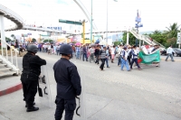 Domingo 10 de noviembre del 2013. Tuxtla Gutiérrez.  El contingente de la marcha del movimiento magisterial avanza sobre el oriente de Tuxtla para encontrarse con elementos de la policía sectorial.