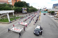 Domingo 10 de noviembre del 2013. Tuxtla Gutiérrez.  El contingente de la marcha del movimiento magisterial avanza sobre el oriente de Tuxtla para encontrarse con elementos de la policía sectorial.