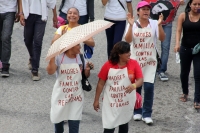 Domingo 10 de noviembre del 2013. Tuxtla Gutiérrez.  El contingente de la marcha del movimiento magisterial avanza sobre el oriente de Tuxtla para encontrarse con elementos de la policía sectorial.