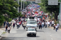 Domingo 10 de noviembre del 2013. Tuxtla Gutiérrez. El contingente de la marcha del movimiento magisterial avanza sobre el oriente de Tuxtla para encontrarse con elementos de la policÃa sectorial. Domingo 10 de noviembre del 2013. Tuxtla Gutiérrez. El contingente de la marcha del movimiento magisterial avanza sobre el oriente de Tuxtla para encontrarse con elementos de la policÃa sectorial.