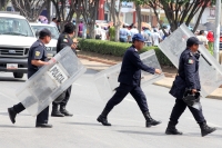 Domingo 10 de noviembre del 2013. Tuxtla Gutiérrez.  El contingente de la marcha del movimiento magisterial avanza sobre el oriente de Tuxtla para encontrarse con elementos de la policía sectorial.