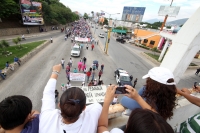 Domingo 10 de noviembre del 2013. Tuxtla Gutiérrez.  El contingente de la marcha del movimiento magisterial avanza sobre el oriente de Tuxtla para encontrarse con elementos de la policía sectorial.
