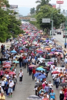 Domingo 10 de noviembre del 2013. Tuxtla Gutiérrez.  El contingente de la marcha del movimiento magisterial avanza sobre el oriente de Tuxtla para encontrarse con elementos de la policía sectorial.