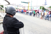 Domingo 10 de noviembre del 2013. Tuxtla Gutiérrez.  El contingente de la marcha del movimiento magisterial avanza sobre el oriente de Tuxtla para encontrarse con elementos de la policía sectorial.