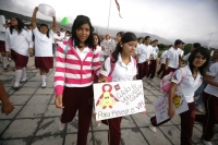 Miércoles 1 de diciembre. Estudiantes de diferentes escuelas de Tuxtla participan en las actividades del Día Mundial en Contra del VIH-SIDA esta mañana en el parque Morelos-Bicentenario.